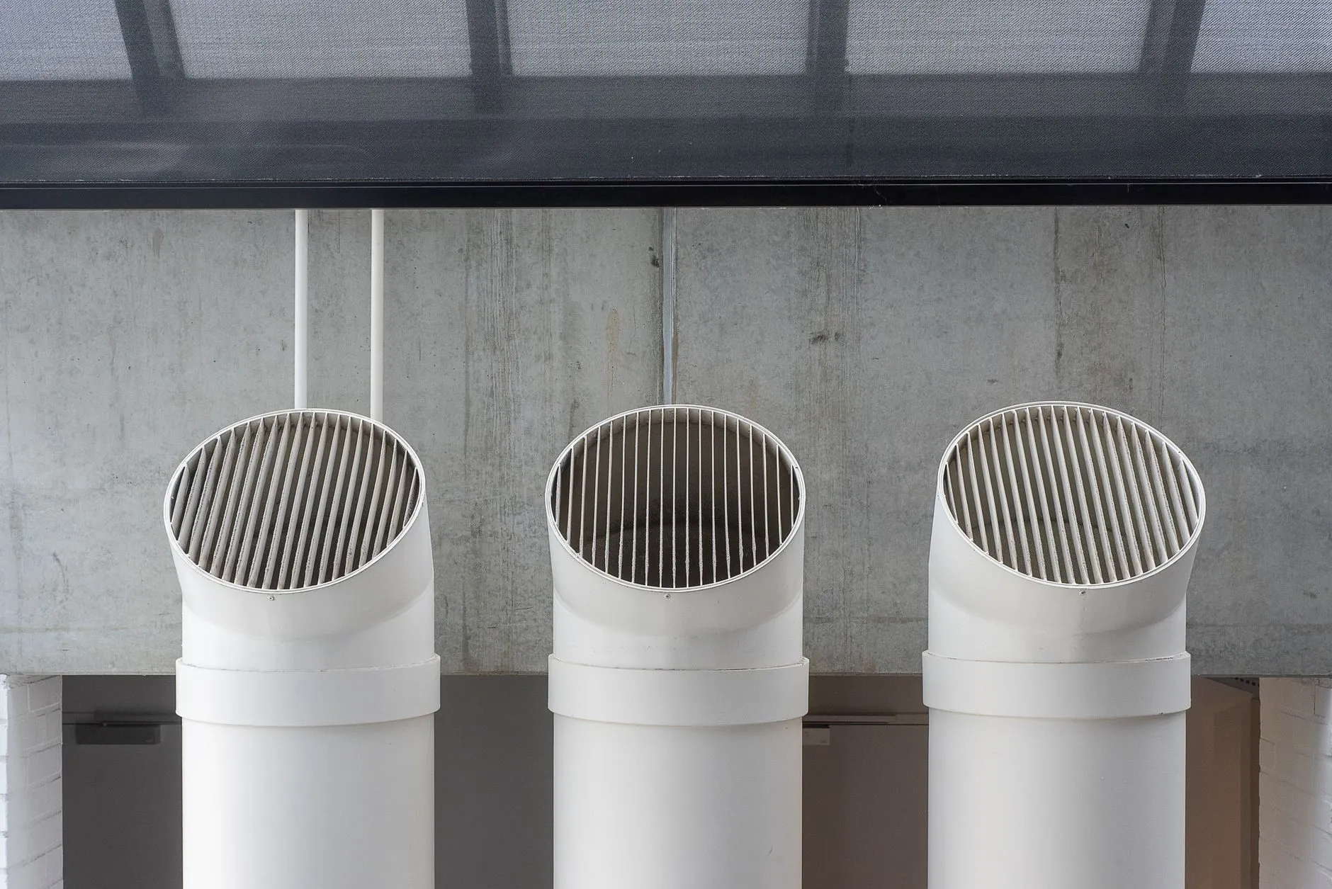 Ventilationsudtag i loft i moderne rum